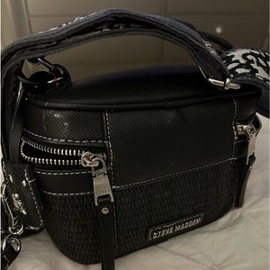 Steve Madden Black Bucket Bag 2 Adjustable Straps Zip Around Top